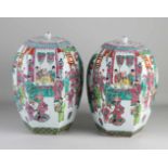Zwei große sechsseitige Family Rose-Vasen aus chinesischem Porzellan mit Deckeln und ringsum