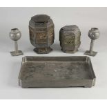Fünf Teile antikes chinesisches Zinn. Um 1900. Bestehend aus: Tablette, zwei Stapelboxen (