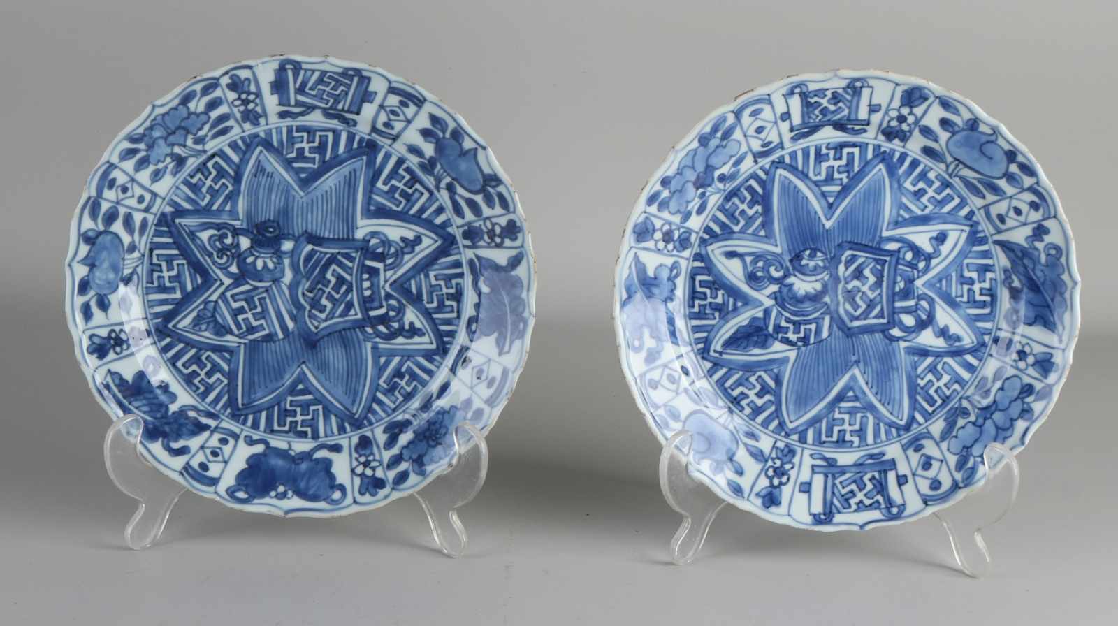 Zwei antike chinesische Porzellanteller mit Blumendekor. Mit umrandetem Rand. Einige Chips.