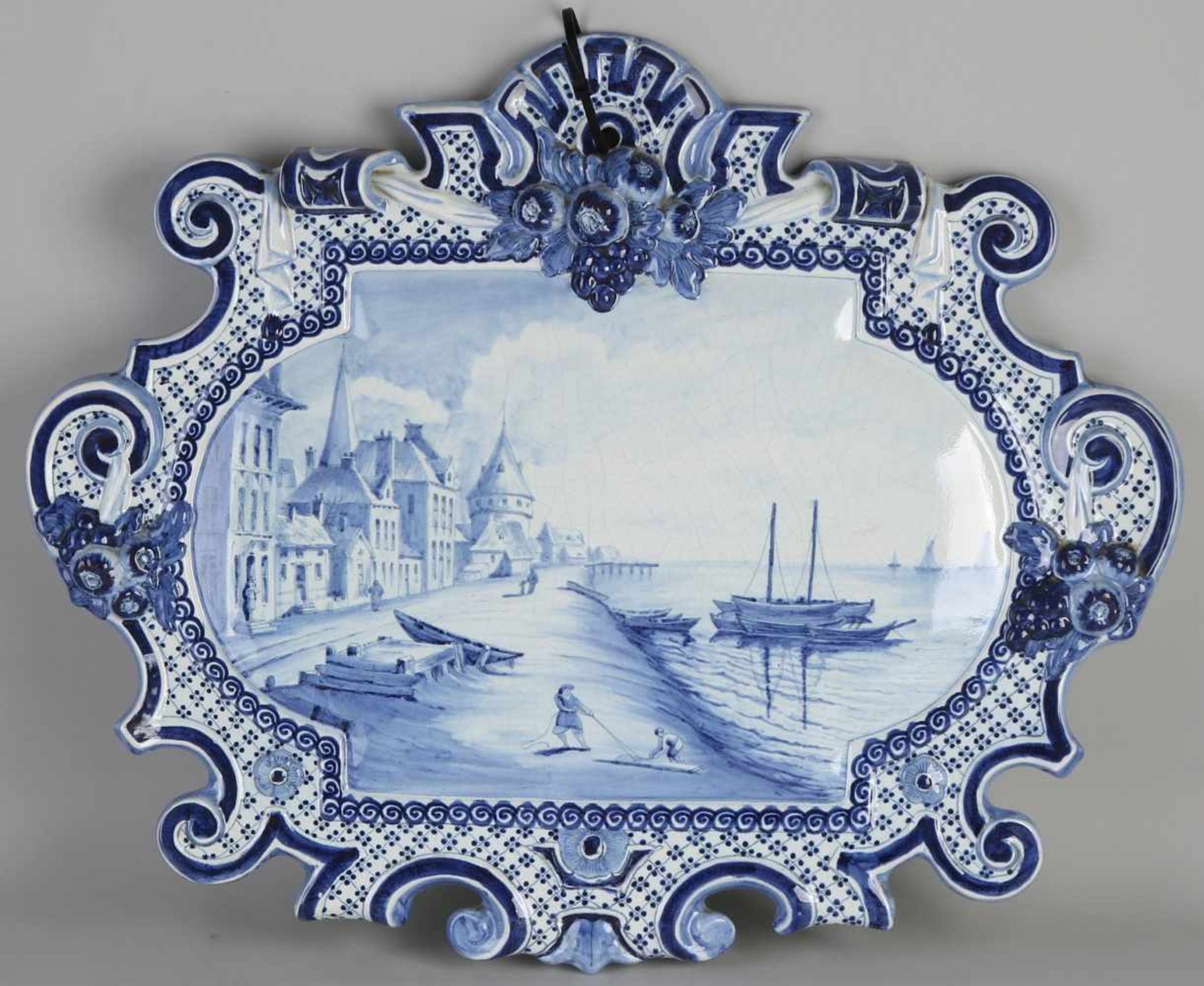 Seltene Delfter Fayence-Plakette aus dem 19. Jahrhundert mit niederländischem Hafenblick und