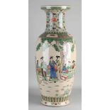 Große chinesische, kantonesische Porzellanvase mit Geishas in Gartendekoration. Knisternde Glasur.