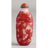 Chinesische Peking-Glasschnupftabakflasche mit Figuren in der Landschaftsdekoration. Rot-Weiss.