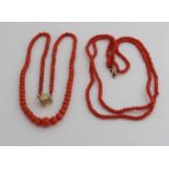 Zwei rote Korallenketten mit Goldverschluss, 585/000. Halskette mit einer doppelten Reihe runder