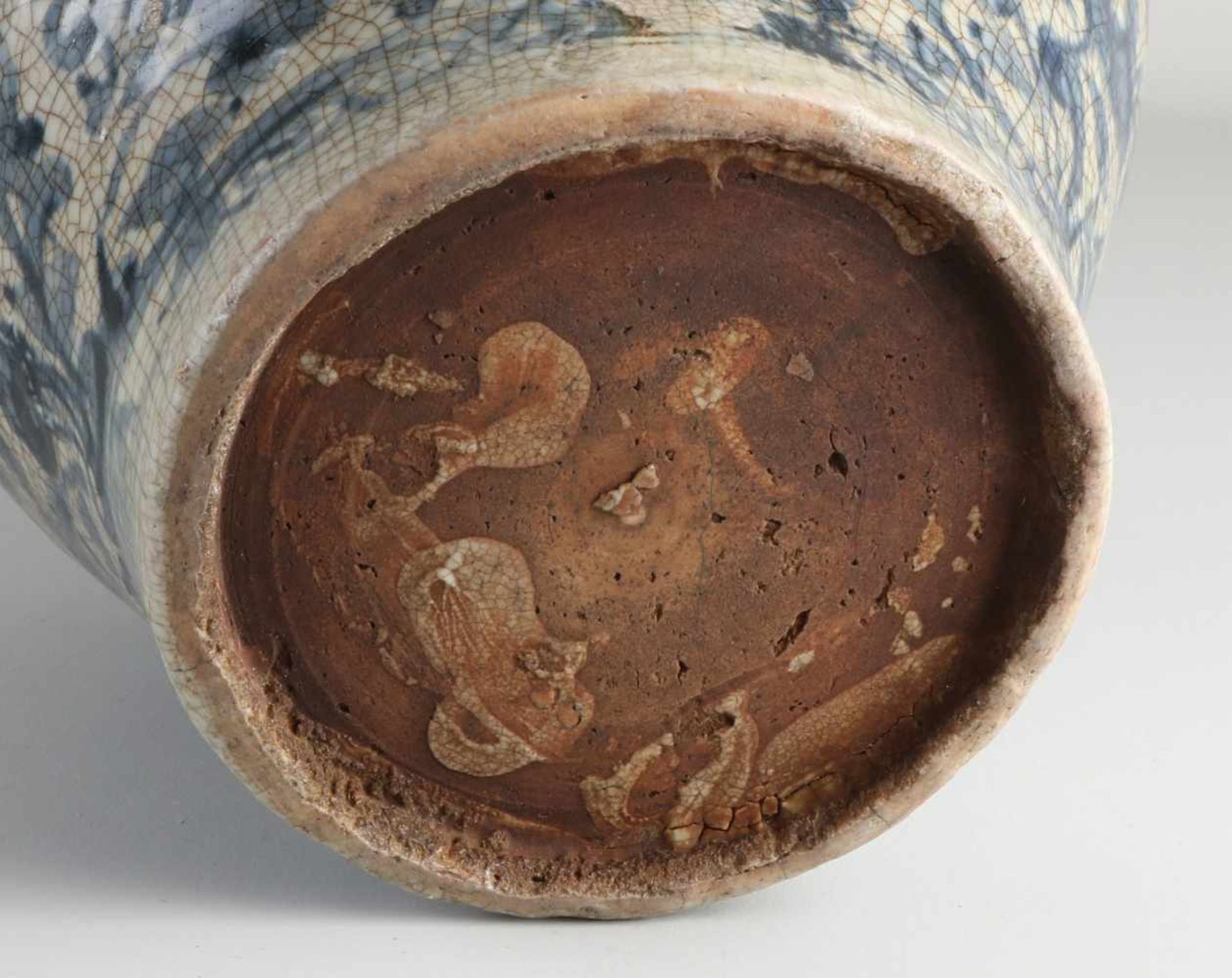 Chinesische Porzellan-Ming-Vase mit vier Griffen und Blumendekor. Knisternde Glasur. Abmessungen: - Bild 3 aus 3