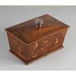 Mahagoni-Box mit Intarsien und silberner Kappe. Um 1900. Abmessungen: 16 x 24 x 15 cm. In guter