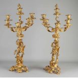 Zwei große französische vergoldete Bronzekerzenleuchter aus dem 19. Jahrhundert mit Putten und