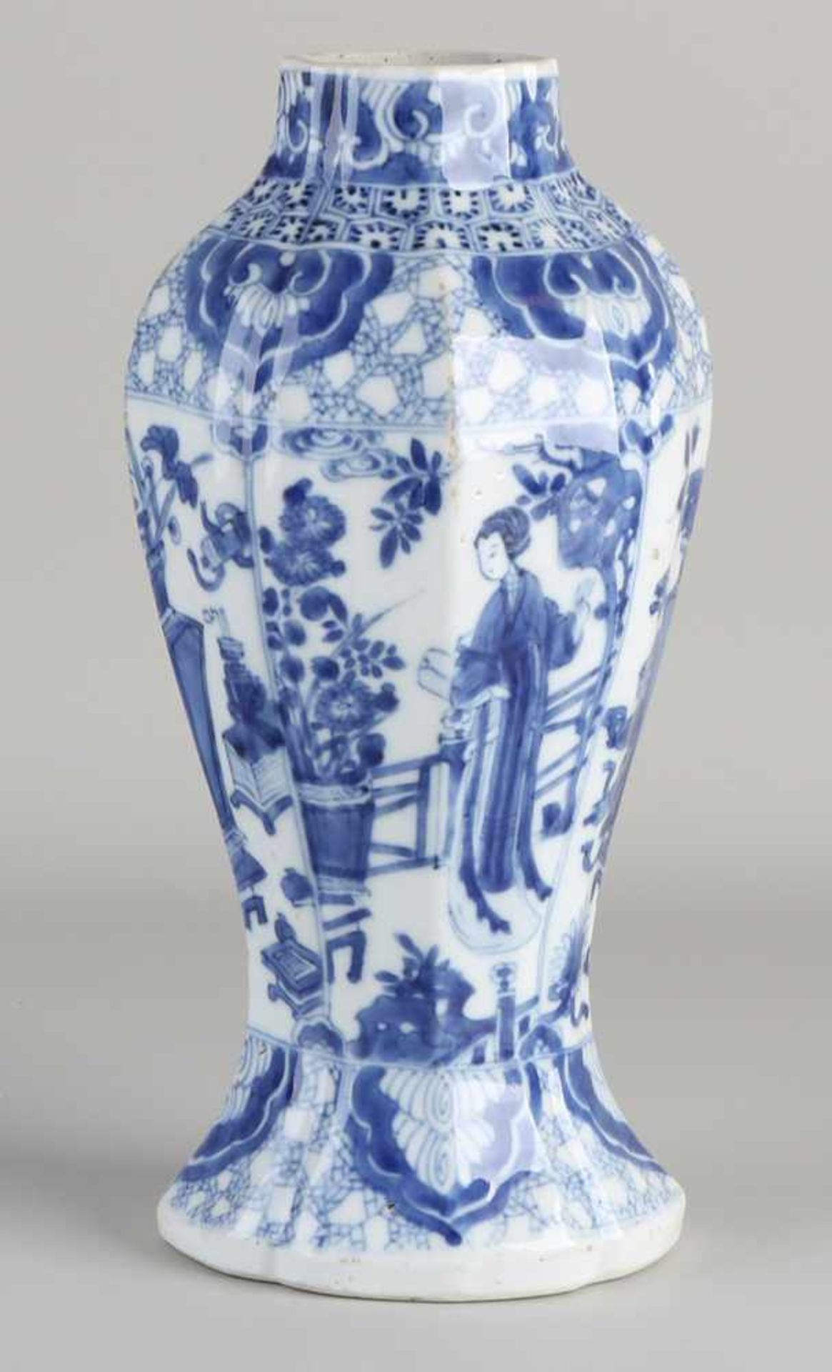 Chinesische Porzellanvase Kang Xi aus dem 17. - 18. Jahrhundert mit Geishas in Garten- / - Bild 2 aus 3