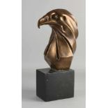 Bronze Greifvogel im Art-Deco-Stil auf schwarzem Marmorsockel. 21. Jahrhundert. Signiert Verhoef.