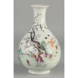 Chinesische Porzellan Family Rose Vase mit Figuren in Landschaftsdekoration + Bodenmarke.