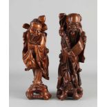 Zwei antike chinesische Holz geschnitzte Figuren. Götter. Um 1900. Größe: 30 - 33 cm. In guter