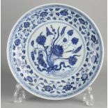 Chinesischer blauer und weißer Porzellanteller mit Blumendekor. Abmessungen: Ø 24,5 cm. In guter