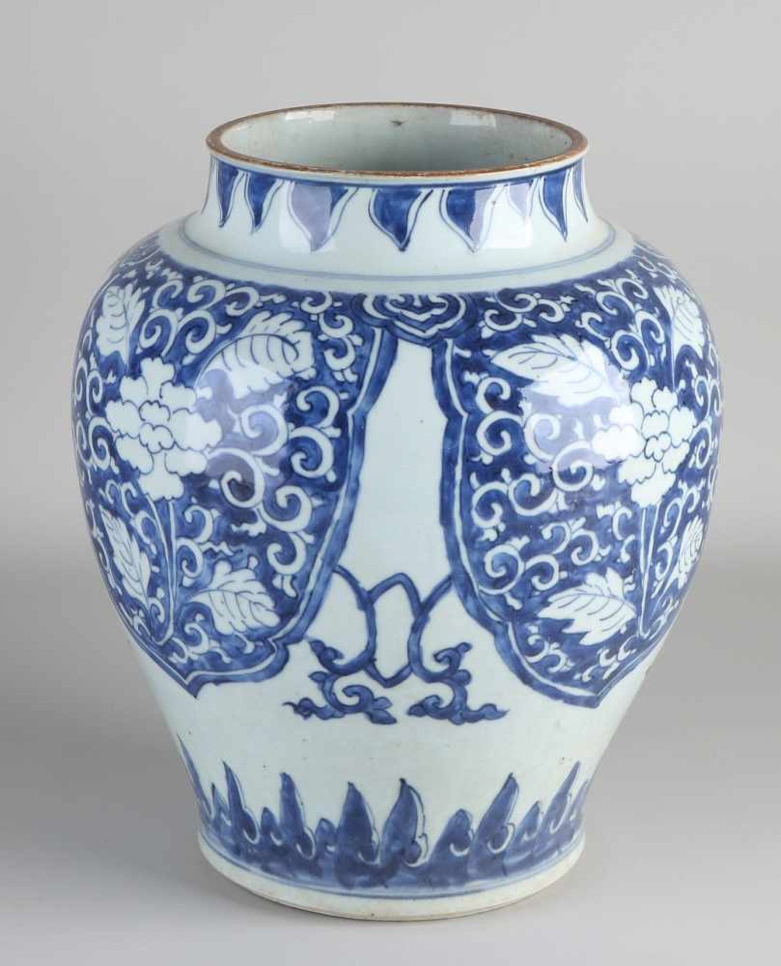 Große blaue und weiße chinesische Porzellanvase aus dem 17. Jahrhundert mit Blumendekor. - Bild 2 aus 3