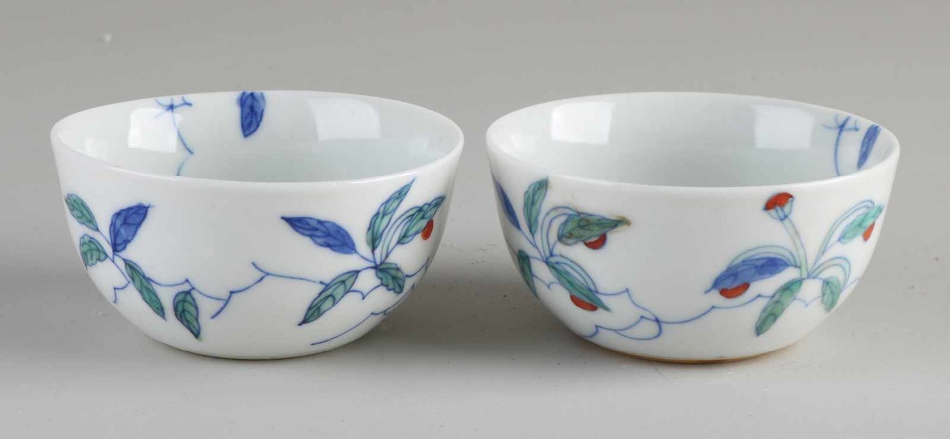 Zwei chinesische Porzellantassen mit Blumen- / Schmetterlingsdekoration. Mit unterer Markierung. - Bild 2 aus 4