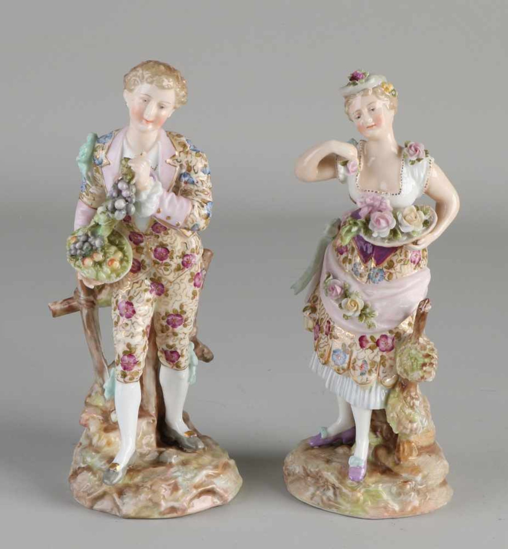 Zwei antike deutsche Höechstfiguren. 19. Jahrhundert. Mann mit Weintrauben + Frau mit Rosen.
