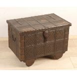 Orientalische Holz geschnitzte Box mit Eisenbändern. 20. Jahrhundert. Größe: 55 x 48 x 74 cm.