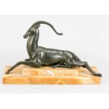 Art-Deco-Bronzeantilope auf Onyxbasis. Design Pierre Le Faquays. Um 1930. Abmessungen: 22 x 37 x