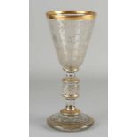 Großes graviertes Becherglas aus dem 19. Jahrhundert mit Roccailles / Gold und Textdekoration '