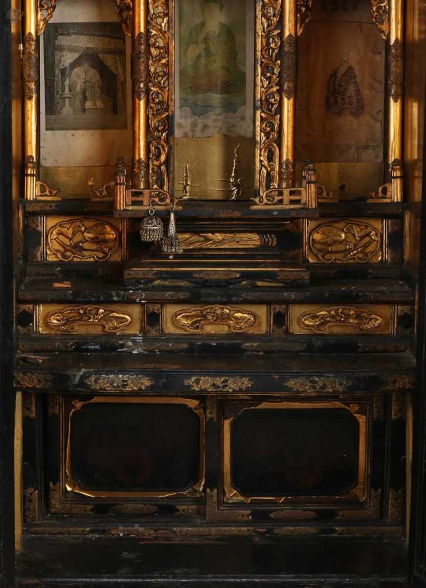 Hausaltar aus chinesischem Lack aus dem 19. Jahrhundert mit Inhalt. Altar hat Doppeltüren, zwei - Bild 3 aus 7