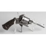 Wunderschön dekorierter Pinfire Revolver mit geschnitztem Hintern mit Karyatiden. Größe: L 18 cm
