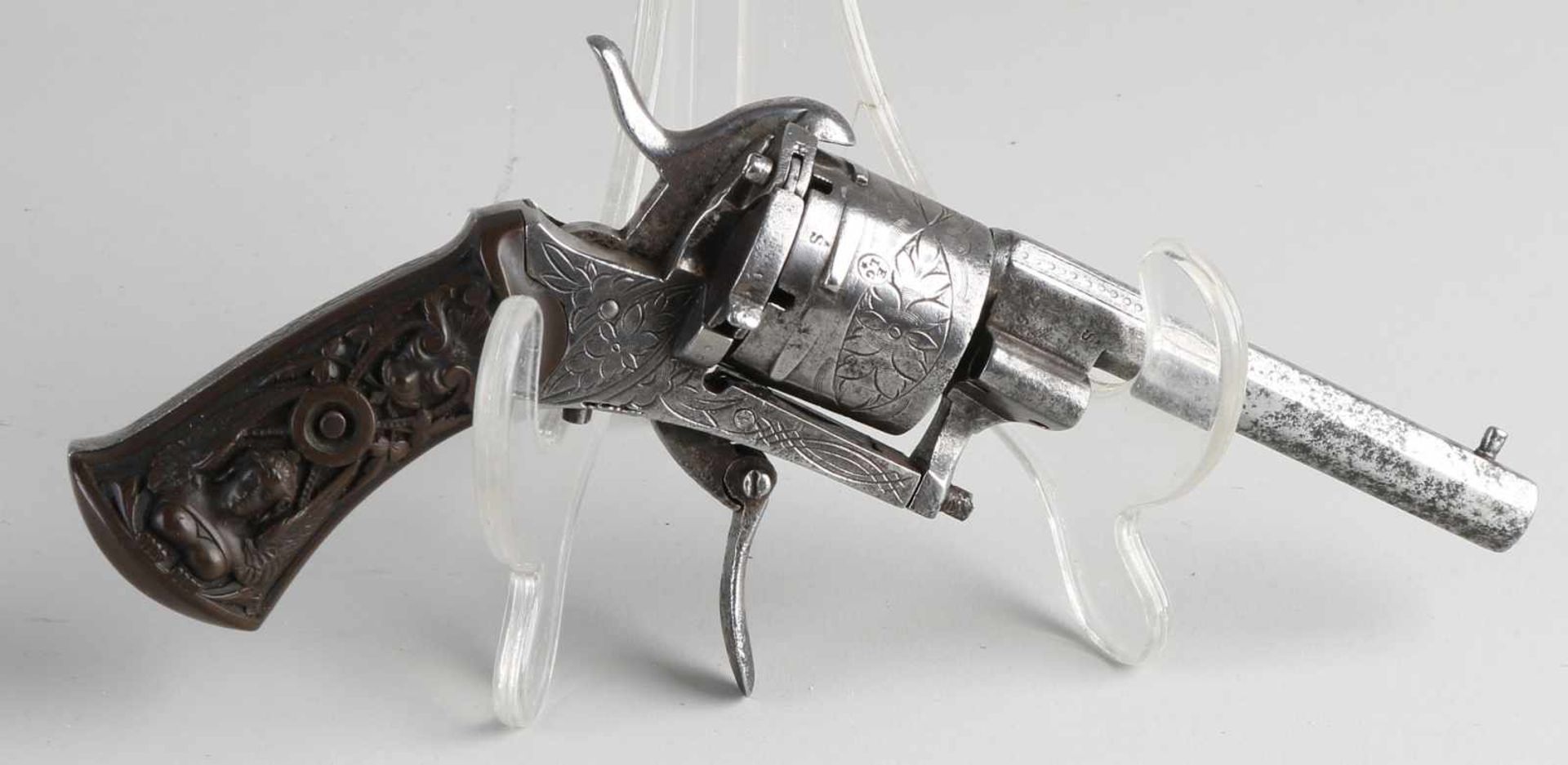 Wunderschön dekorierter Pinfire Revolver mit geschnitztem Hintern mit Karyatiden. Größe: L 18 cm