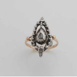 Goldring, 585/000, mit Diamant. Ring mit einem silbernen birnenförmigen durchbrochenen Kopf, beset