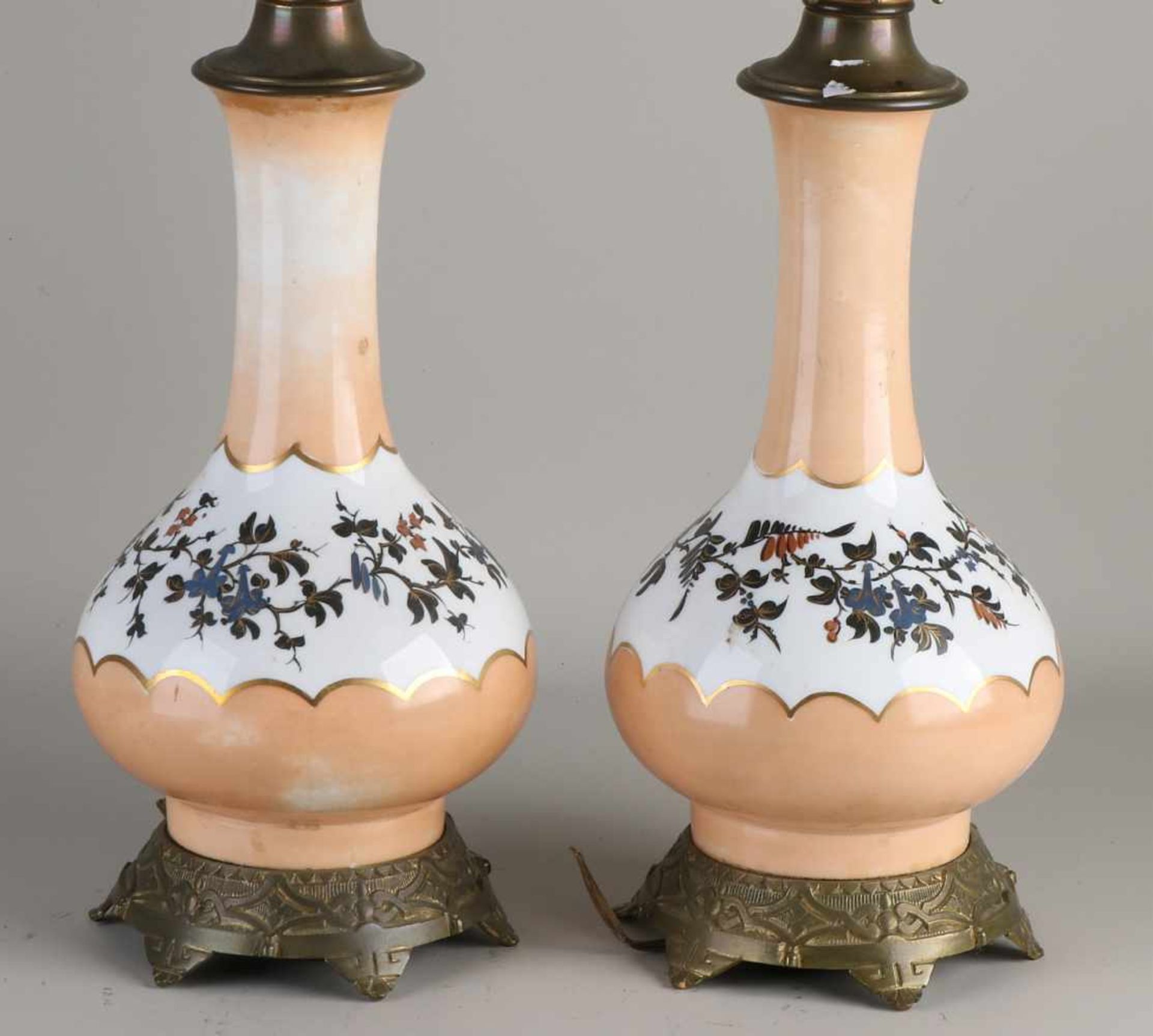 Zwei antike Porzellantischlampen. Elektrifizierte Petroleumlampen mit Messing- und Blumenbemalung. - Bild 2 aus 2