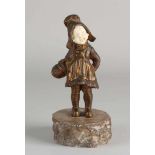 Antike französische Bronzefigur mit Marmorsockel. Mädchen mit Korb. Knochengesicht mit