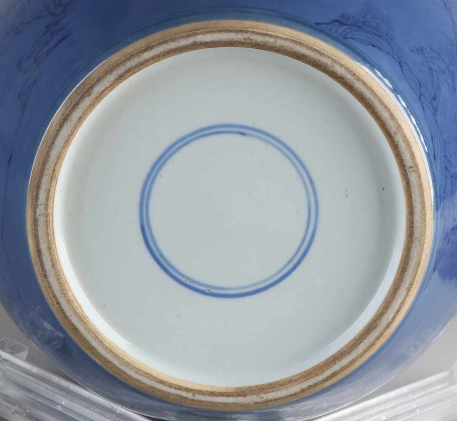 Großes chinesisches Ingwerglas aus Porzellan mit Holzdeckel, blauer Glasur und dekorativen Figuren - Bild 3 aus 3