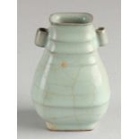 Chinesische Porzellan-Seladon-Vase mit grauer Glasur. Abmessungen: H 10,3 cm. In guter Kondition.
