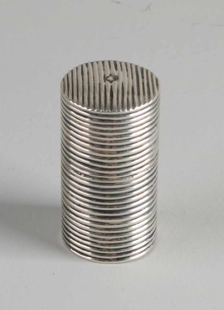 Früher Silberhalter, 833/000, mit Muskatreibe, zylindrischer Halter mit Rippendekor, gefüllt mit - Image 2 of 2