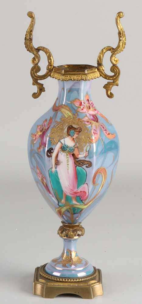 Antike französische Porzellan-Sevres-Vase mit vergoldeten Bronzedekorationen. Jugendstil. Um 1900