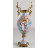 Antike französische Porzellan-Sevres-Vase mit vergoldeten Bronzedekorationen. Jugendstil. Um 1900