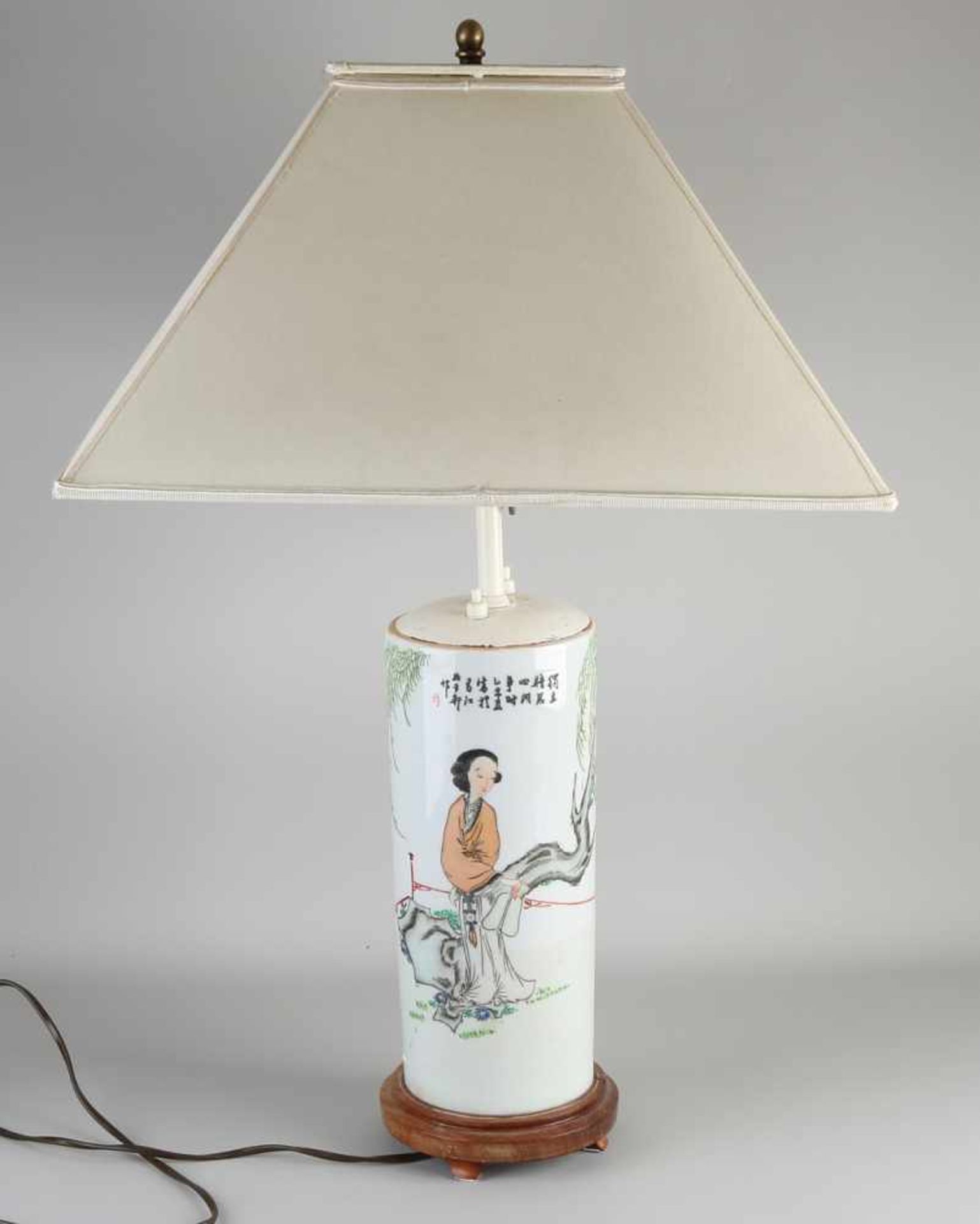 Chinesische Porzellantischlampe. Hergestellt aus einer Bürstenvase der Republik. 20. Jahrhundert.