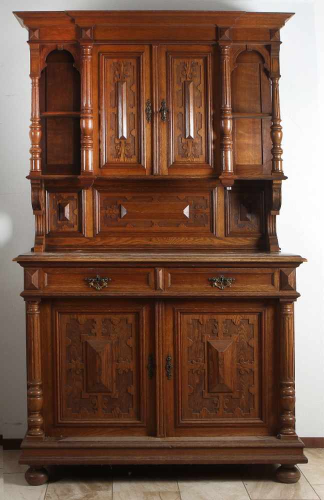 Eichen Sideboard. Deutsche. Um 1880. Gründerzeit. Mit Schnitzerei vorne. Abmessungen: H 225 x B