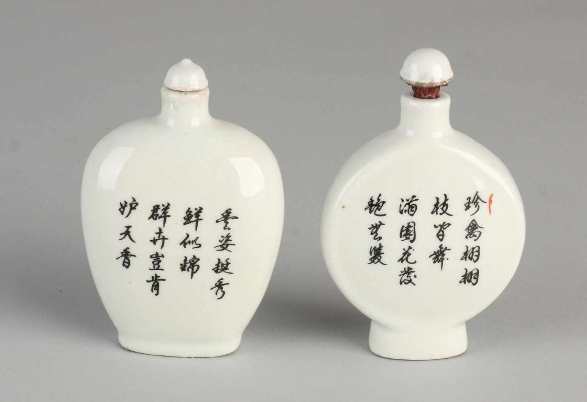 Zwei große alte chinesische Schnupftabakflaschen aus Porzellan mit Kinderdekoration und - Bild 3 aus 3