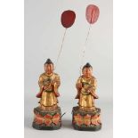 Zwei chinesische geschnitzte polychrome vergoldete Tempelschützer aus dem 19. Jahrhundert auf