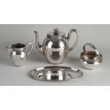 Silberner Teeservice, 835/000, mit Perlenrand, bestehend aus Teekanne, Milchkännchen und