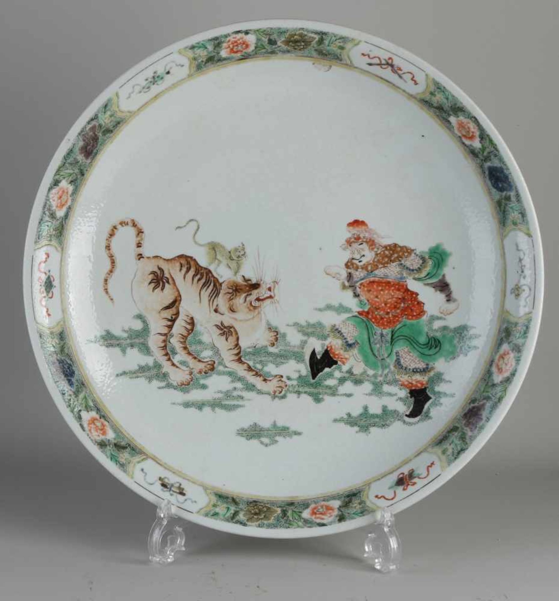 Große chinesische Porzellanschale mit Figur / Tiger / Blumen- und Golddekoration. Abmessungen: H 7