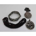 Viel Schmuck mit zwei großen ovalen Silberanhängern, von denen einer eine Halskette, ein Armband m