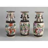 Drei antike chinesische kantonesische Vasen mit Kriegern in Landschaftsdekoration. Mit unterer