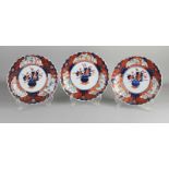Drei wunderschöne Imari-Porzellanteller aus dem 19. Jahrhundert mit Blumenvase / Golddekor.