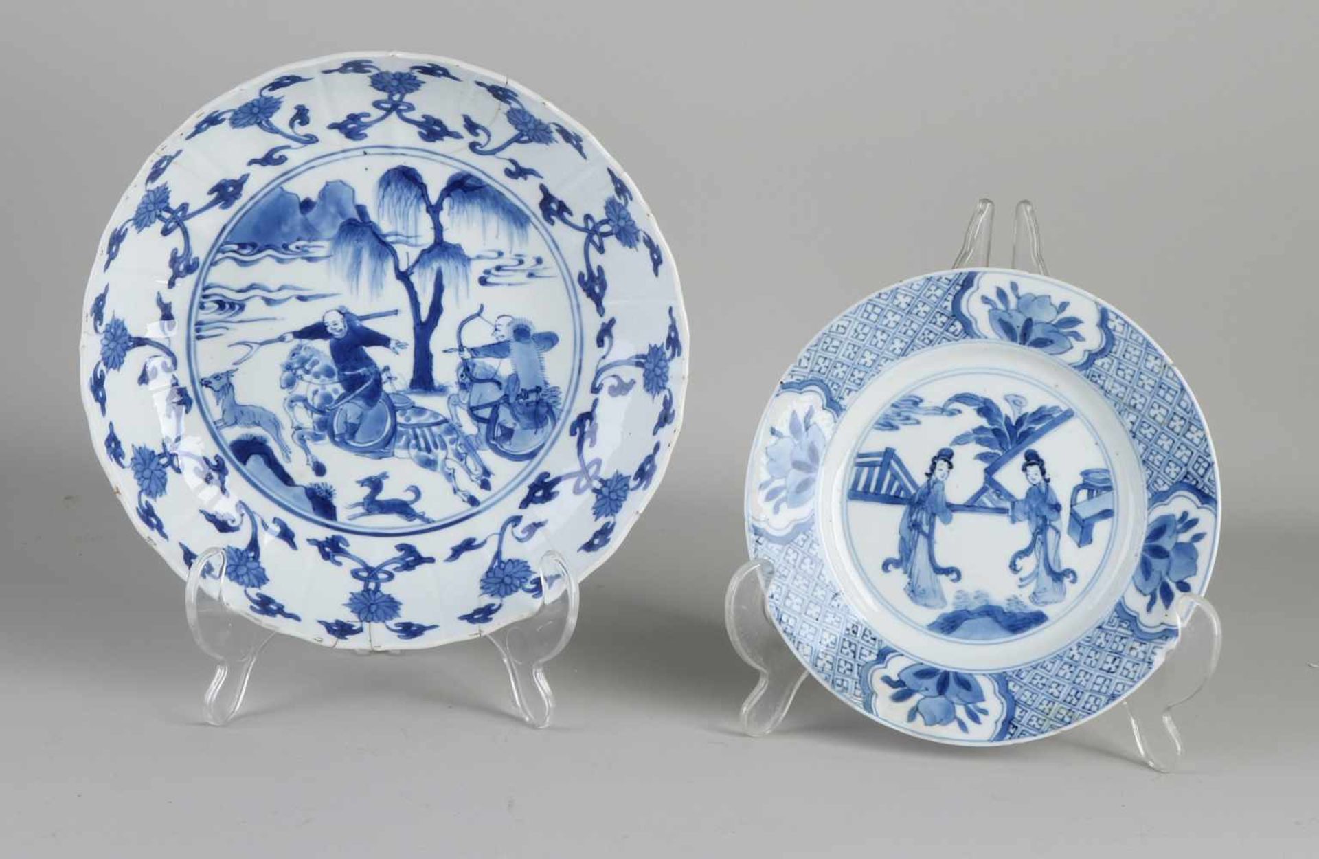 Zwei Kang Xi-Teller aus chinesischem Porzellan aus dem 18. Jahrhundert. Einmal klein mit Geishas