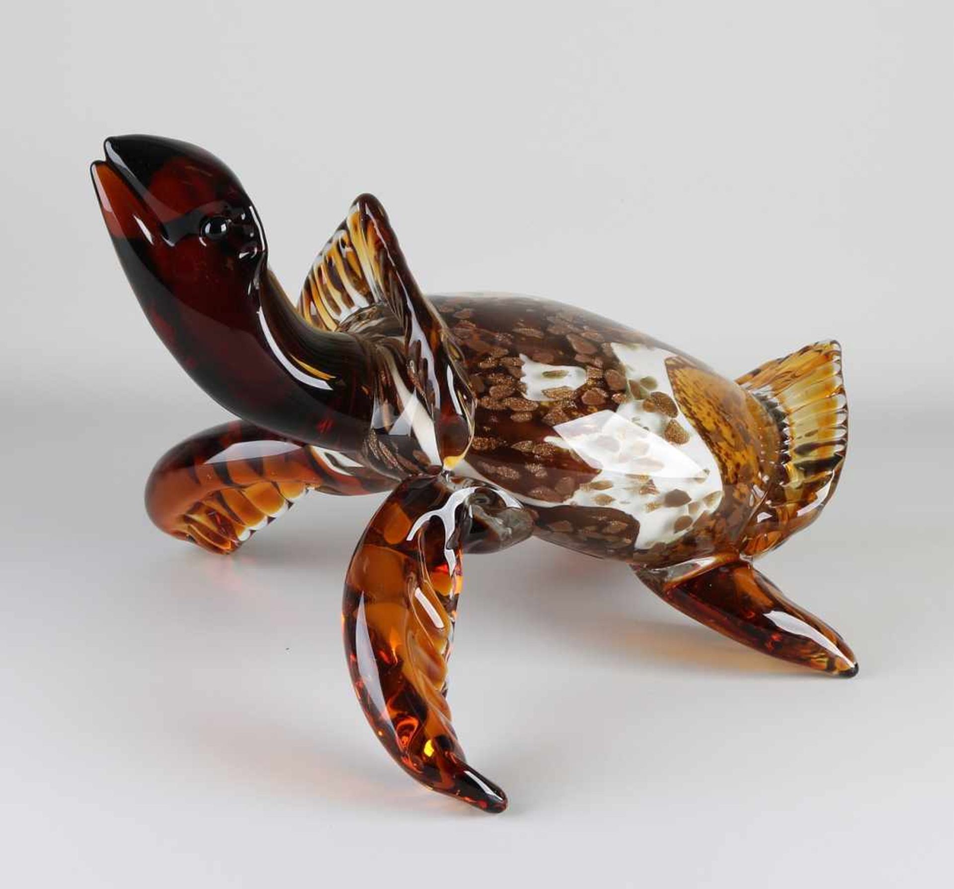 Schöne große moderne Glasschildkröte in den Farben Rot / Braun / Weiß und mit schillerndem