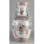 Große chinesische Porzellan Family Rose Vase mit Figuren und Foo Hunden ringsum. Abmessungen: H 47
