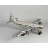 Amerikanisches Blechspielzeugflugzeug mit Batteriefunktion. Lipper Pan American World Airways. Mit