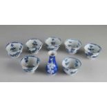 Sieben Porzellantassen mit Blumendekor und konturierten Kanten + eine spätere chinesische Vase.