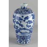 Chinesische Porzellan Mei Ping Vase. Balusterform. Mit Vogel- / Hirschdekoration. Abmessungen: H