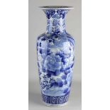 Große japanische Porzellanvase aus dem 19. Jahrhundert mit Blumen- / Paradiesvogeldekoration.