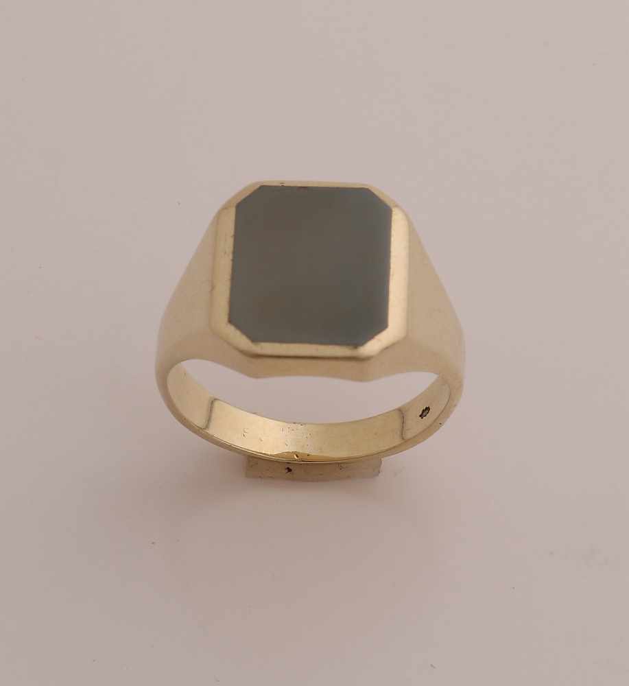 Siegelring aus Gelbgold, 585/000, mit Sardonyx. Massiver Ring mit einem achteckig geschnittenen