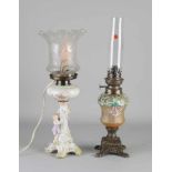 Zwei antike Lampen. Eine Jugendstil Öllampe mit Blumendekor. Einst ein deutscher